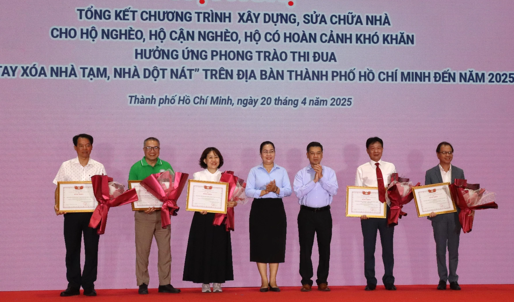 Lãnh đạo UBND TP. Hồ Chí Minh trao Bằng khen các đơn vị đã đồng hành cùng thành phố chung tay xóa nhà tạm, nhà dột nát.