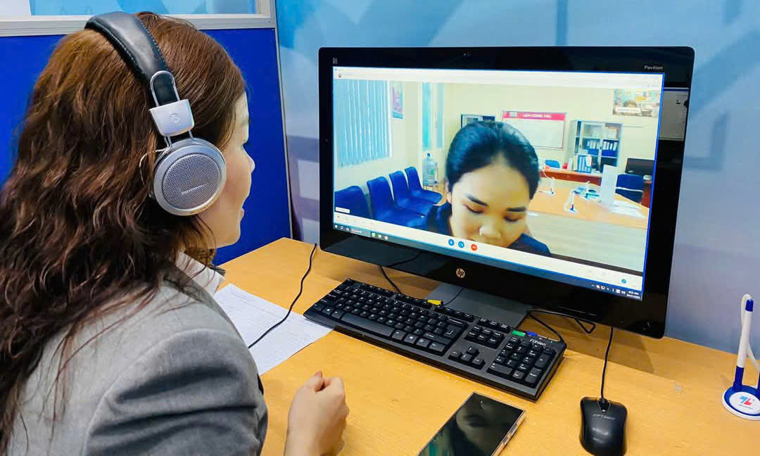Doanh nghiệp phỏng vấn tuyển dụng lao động trực tuyến tại sàn việc làm Hà Nội, ngày 21/4. 
