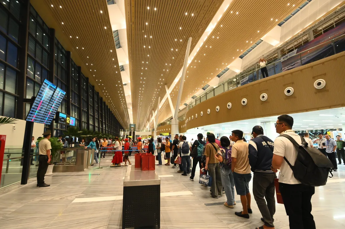  Nhà ga hành khách quốc nội T3 phục vụ chuyến bay thương mại đầu tiên từ TP.HCM đi Vân Đồn (Quảng Ninh).