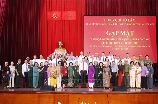 Tổng B&iacute; thư T&ocirc; L&acirc;m v&agrave; c&aacute;c đại biểu. Ảnh: Thống Nhất/TTXVN.