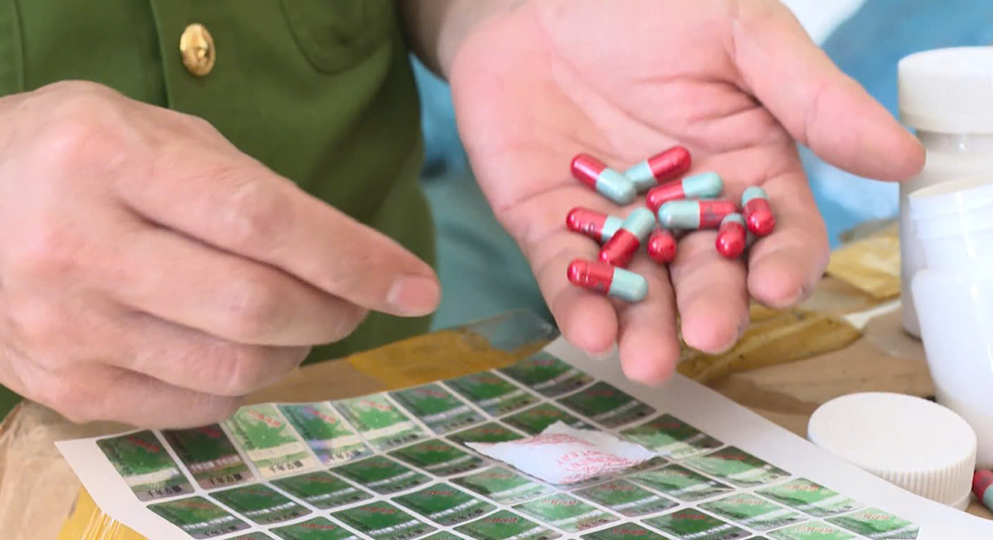 Kết quả x&eacute;t nghiệm ban đầu ph&aacute;t hiện nh&oacute;m thuốc đ&ocirc;ng y giả chữa c&aacute;c bệnh xương khớp chứa h&agrave;m lượng lớn thuốc&nbsp;giảm đau.