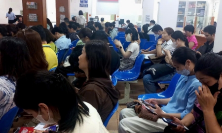 Người lao động làm thủ tục liên quan đến bảo hiểm thất nghiệp tại Hà Nội. Ảnh: Nhật Dương.
