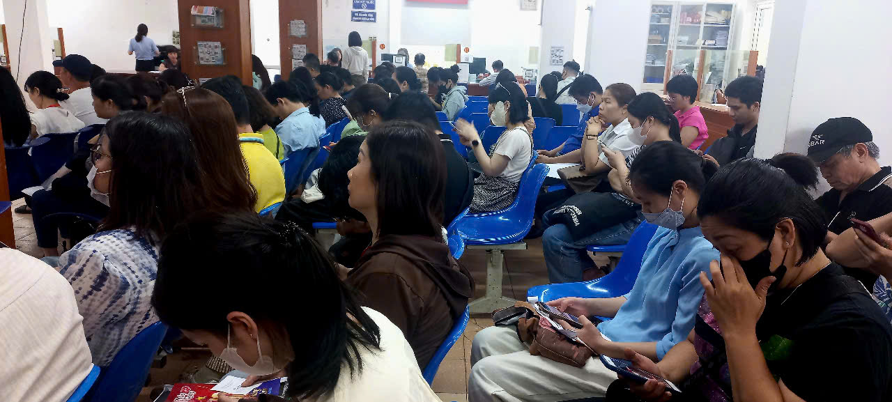 Người lao động làm thủ tục liên quan đến bảo hiểm thất nghiệp tại Hà Nội. Ảnh: Nhật Dương.