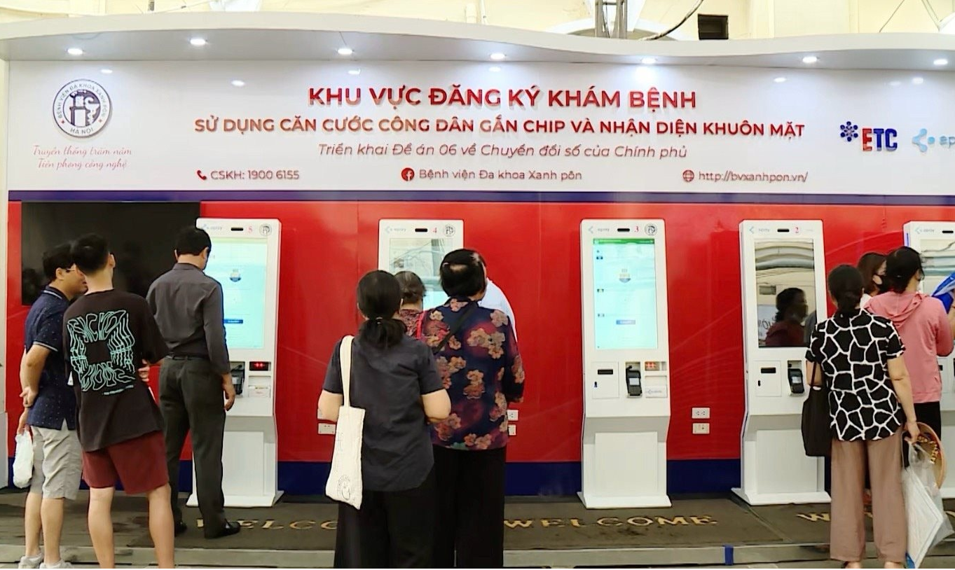 Người dân tự đăng ký khám bệnh tại Bệnh viện Đa khoa Xanh Pôn.