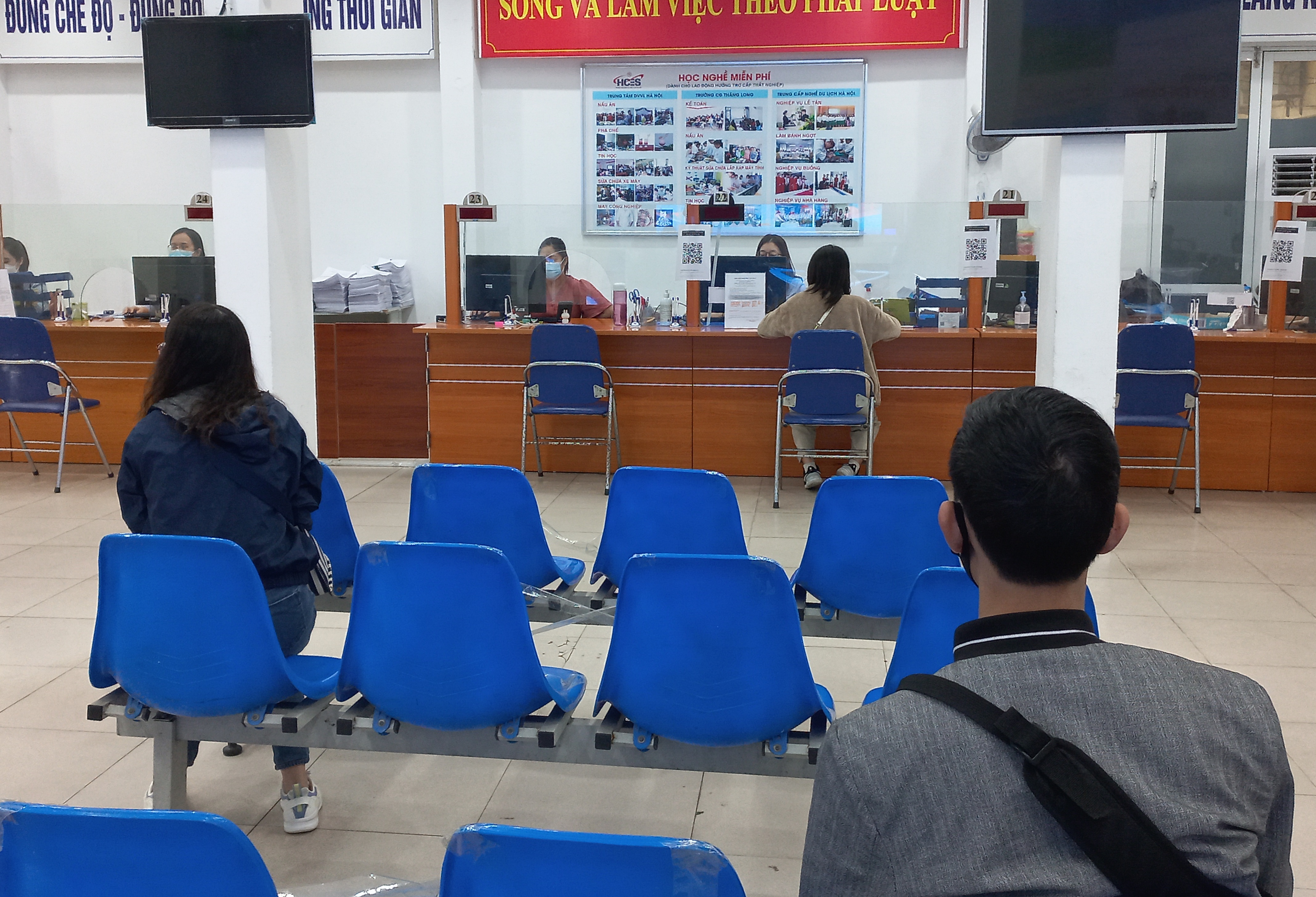 Lao động hưởng bảo hiểm thất nghiệp tại Hà Nội. Ảnh: Thu Hằng.