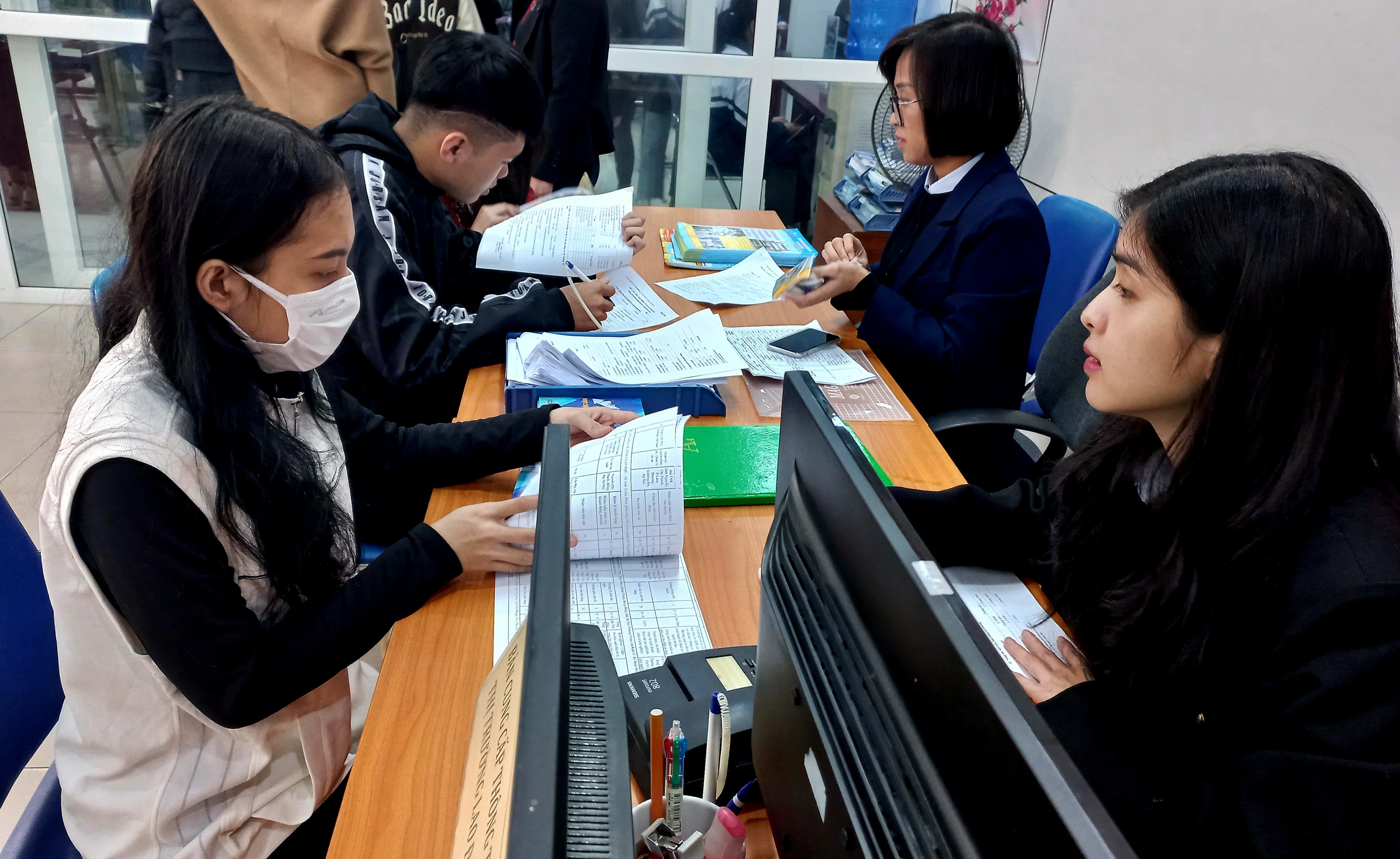 Lao động thất nghiệp được hỗ trợ tư vấn, giới thiệu việc làm. Ảnh: Thu Hằng.