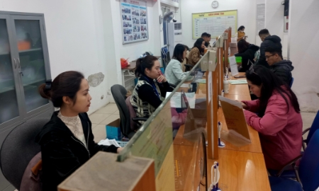 Lao động làm thủ tục hưởng bảo hiểm thất nghiệp. Ảnh: Nhật Dương.