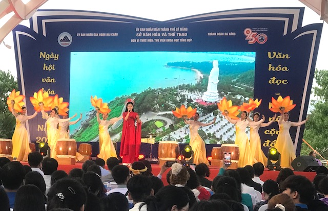 Văn nghệ chào mừng Ngày hội văn hóa đọc Đà Nẵng năm 2025. Ảnh Ngô Anh Văn.