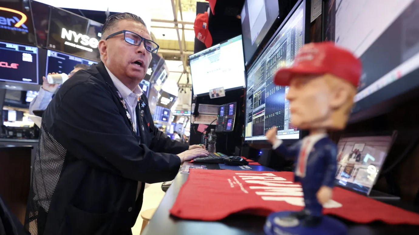 Một nhà giao dịch chứng khoán trên sàn NYSE ở New York hôm 14/4 - Ảnh: Getty/CNBC.