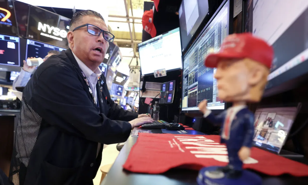 Một nhà giao dịch chứng khoán trên sàn NYSE ở New York hôm 14/4 - Ảnh: Getty/CNBC.