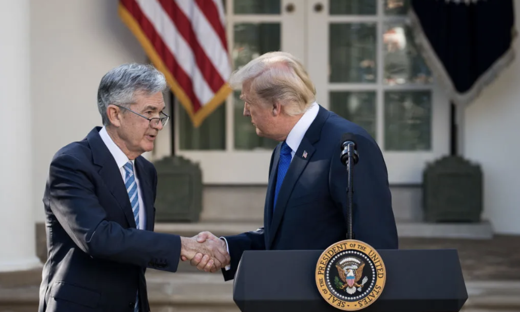 Chủ tịch Fed Jerome Powell (trái) và Tổng thống Mỹ Donald Trump vào năm 2017 - Ảnh: Bloomberg.