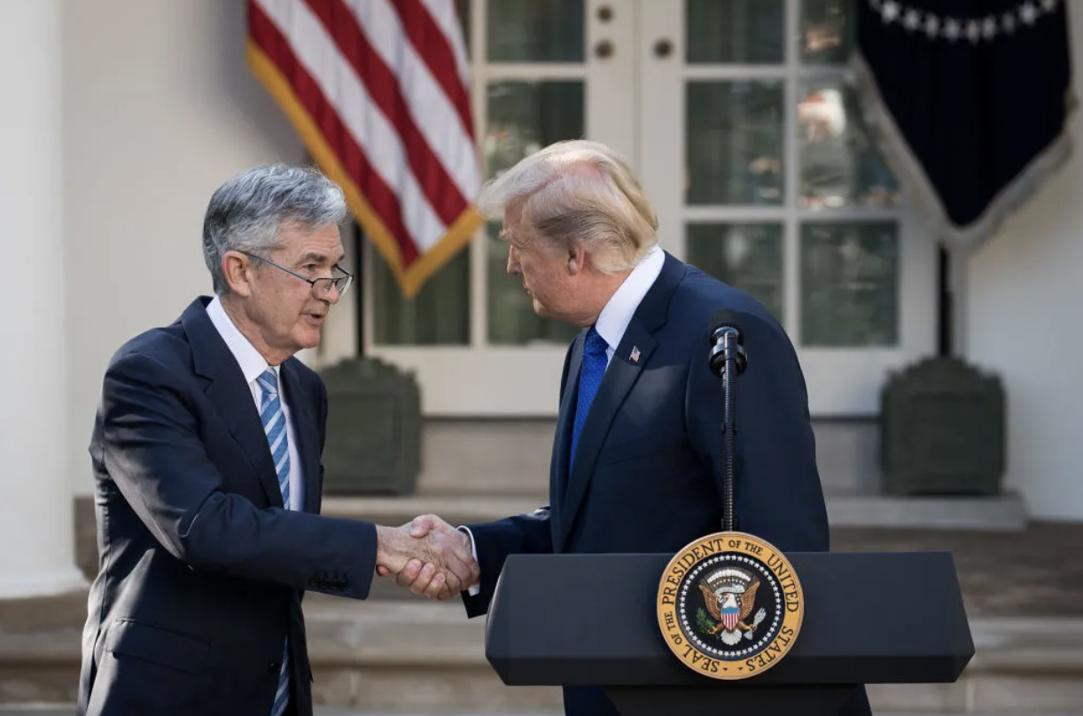 Chủ tịch Fed Jerome Powell (trái) và Tổng thống Mỹ Donald Trump vào năm 2017 - Ảnh: Bloomberg.