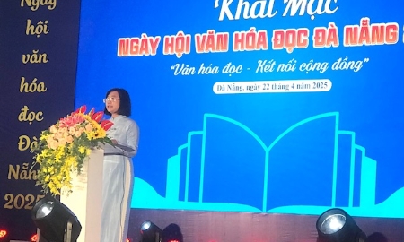 Bà Nguyễn Tju Phương, Phó Giám đốc Sở Văn hóa Thể thao, (Trưởng Ban tổ chức) phát biểu khai mạc. Ảnh Ngô Anh Văn