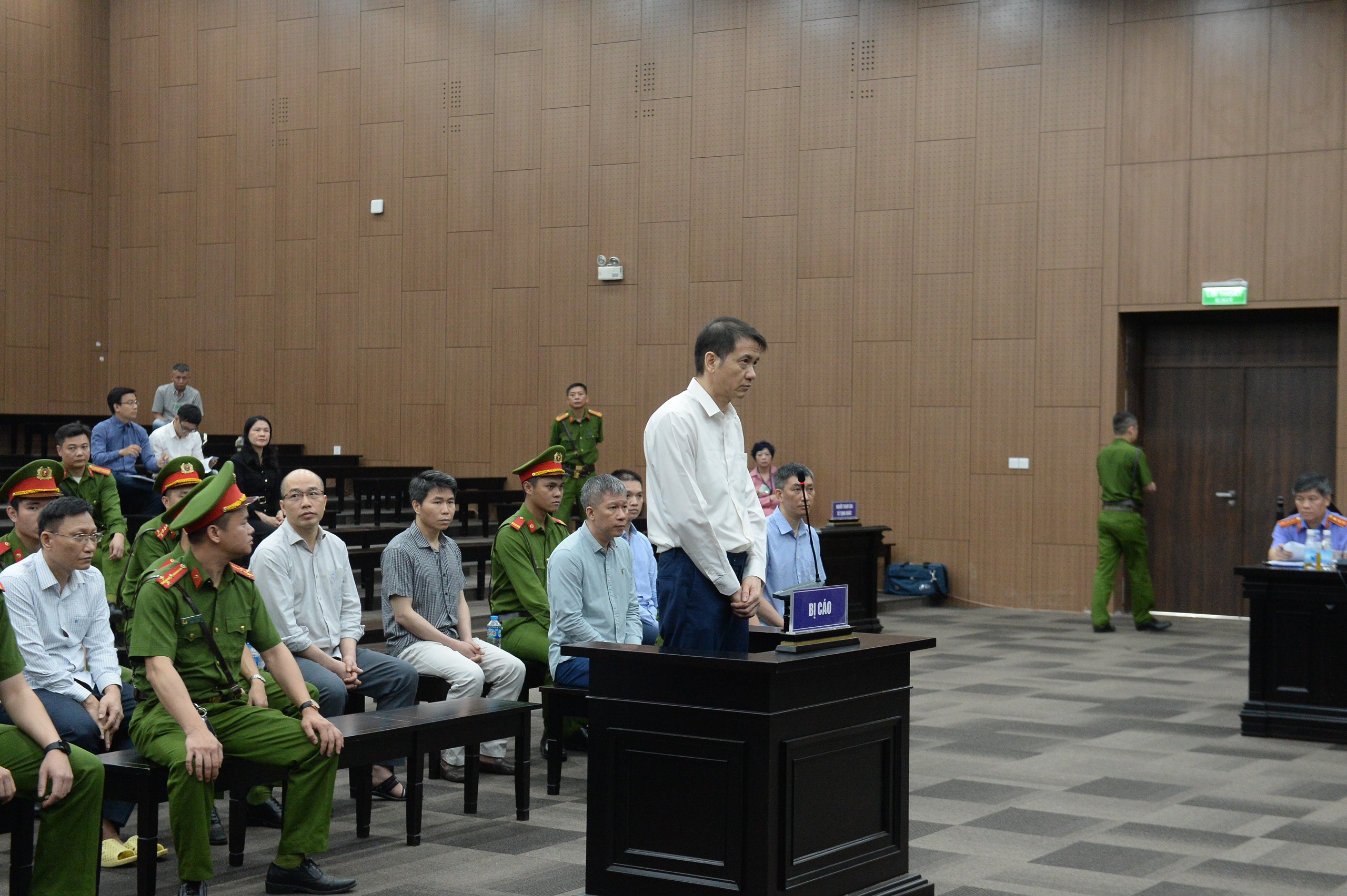 C&aacute;c bị c&aacute;o tại t&ograve;a.