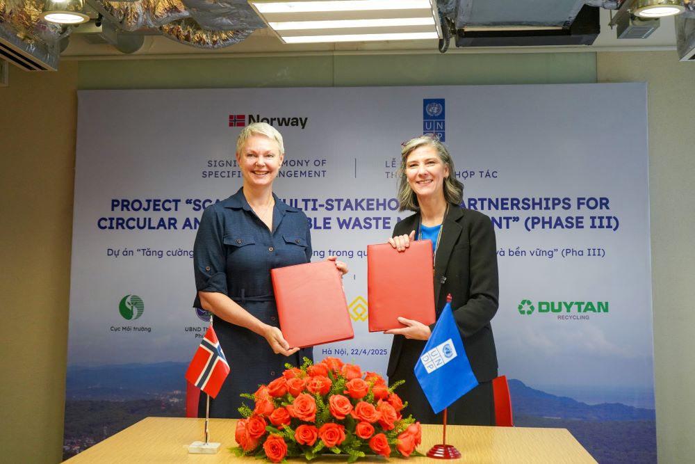 Bà Ramla Khalidi (bên phải) và bà Hilde Solbakken (bên trái) ký kết thoả thuận.