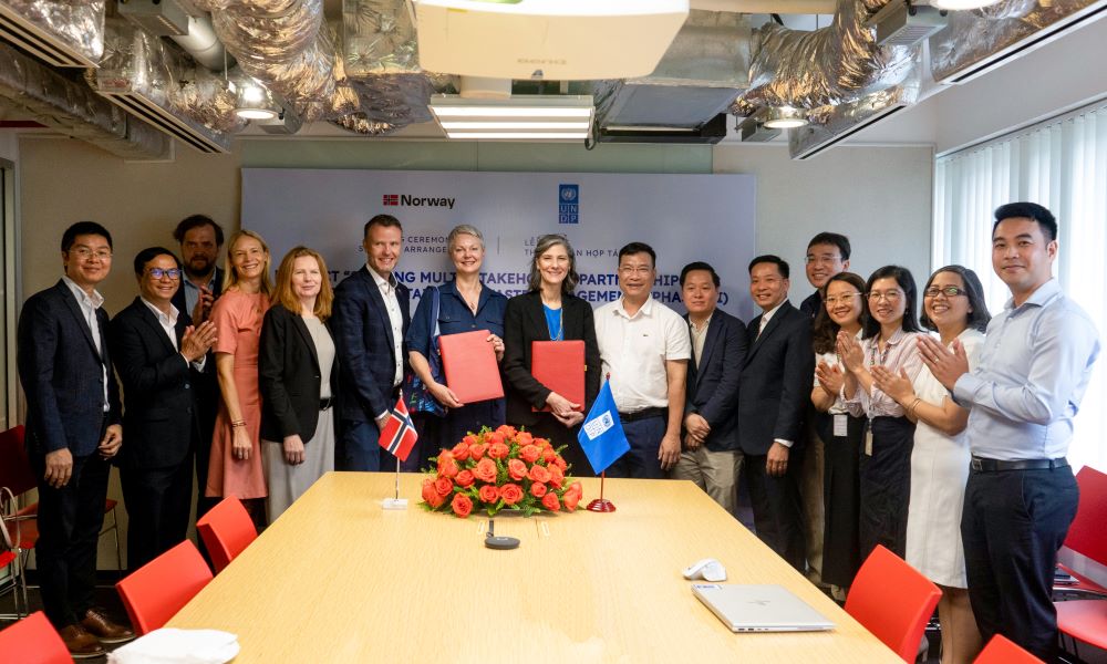 Lễ k&yacute; kết c&oacute; sự chứng kiến của Cục M&ocirc;i trường, l&atilde;nh đạo một số địa phương v&agrave; nhiều doanh nghiệp.