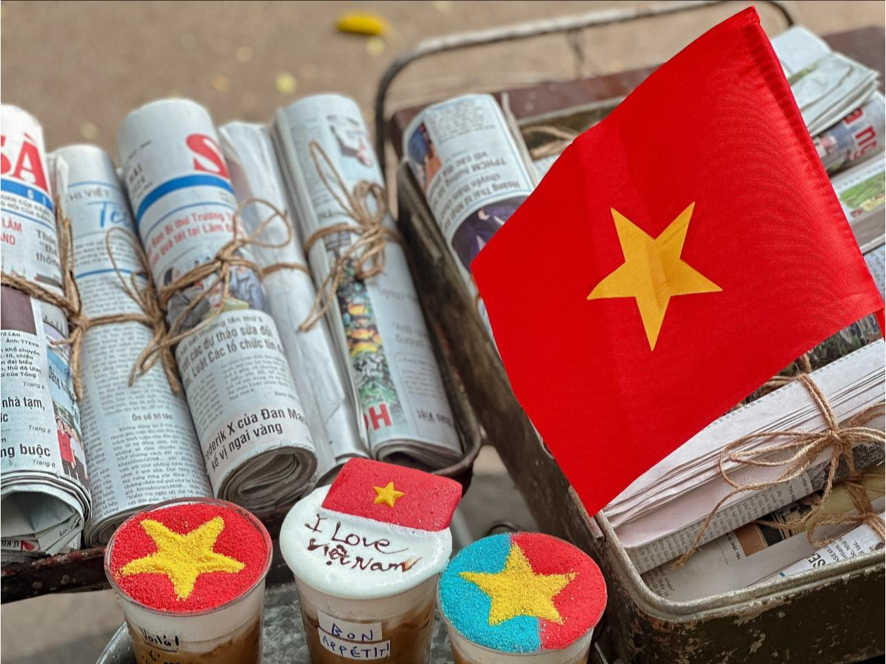 Một quán cà phê tại quận 10, TP.HCM hưởng ứng ngày đại lễ theo cách riêng.