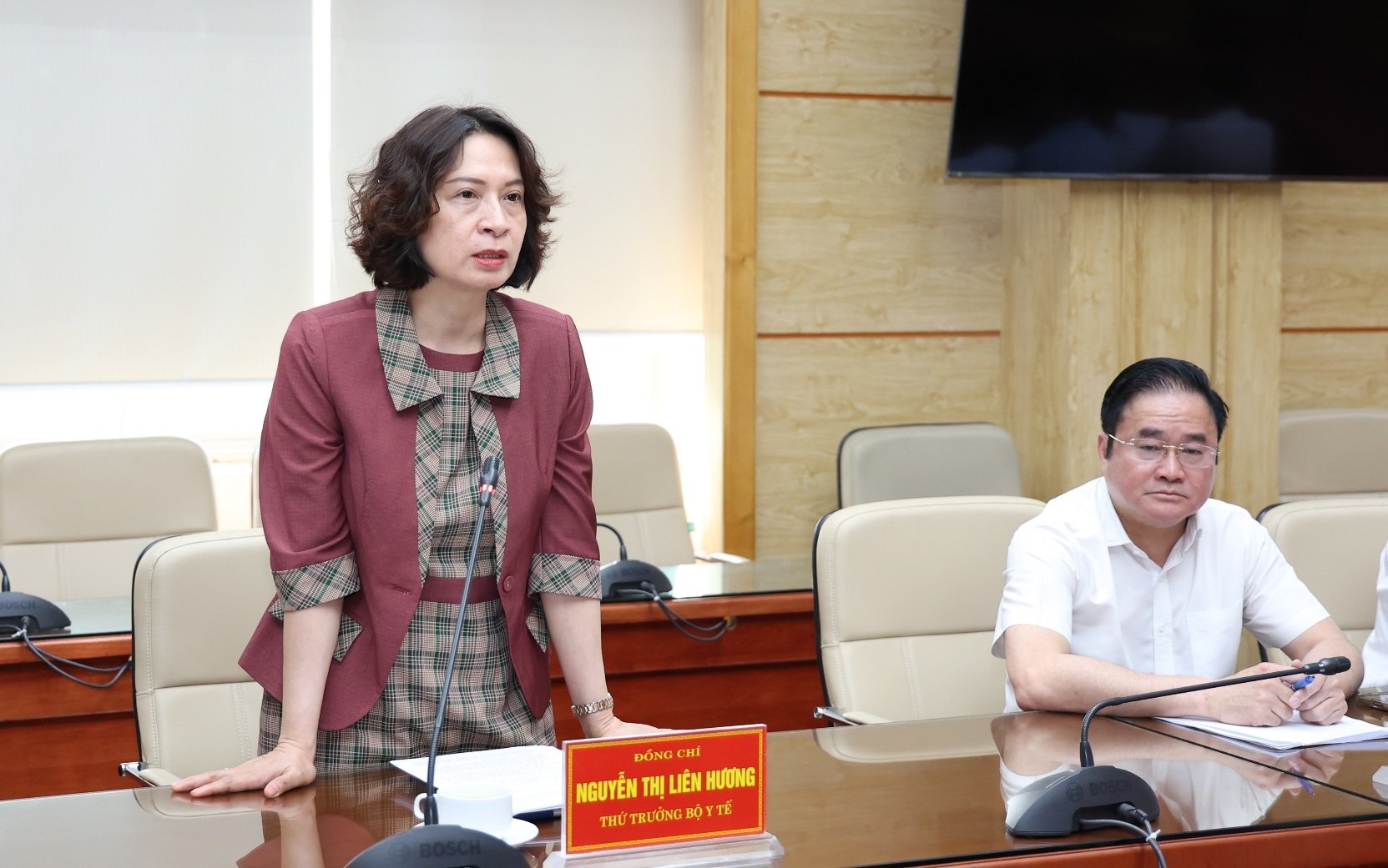 Thứ trưởng Nguyễn Thị Liên Hương thông tin về kế hoạch triển khai chiến dịch tiêm chủng vaccine phòng, chống dịch sởi năm 2025 đợt 3. Ảnh: Tuấn Dũng.