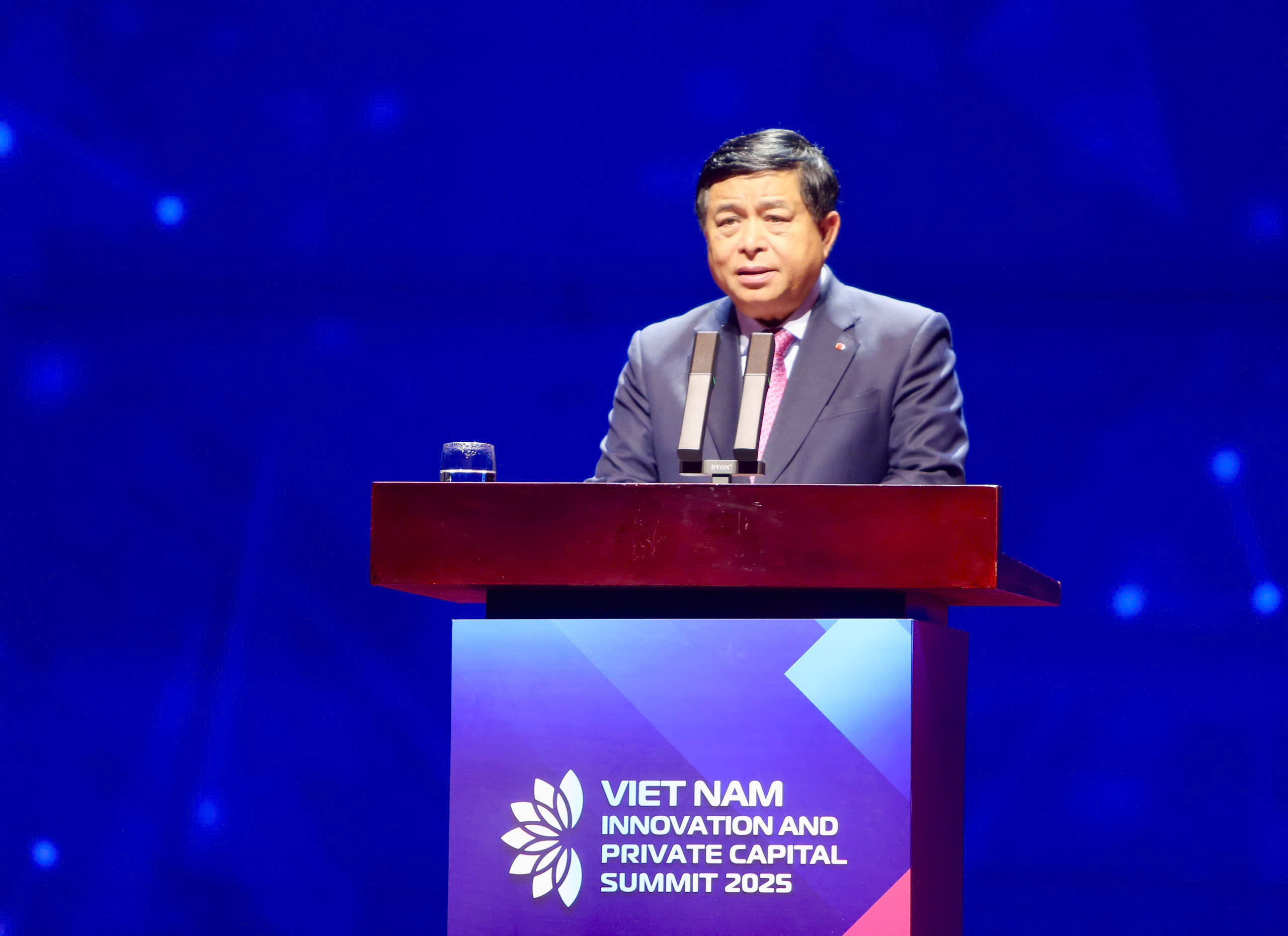 Phó Thủ tướng Nguyễn Chí Dũng chia sẻ tại Diễn đàn VIPC Summit 2025.
