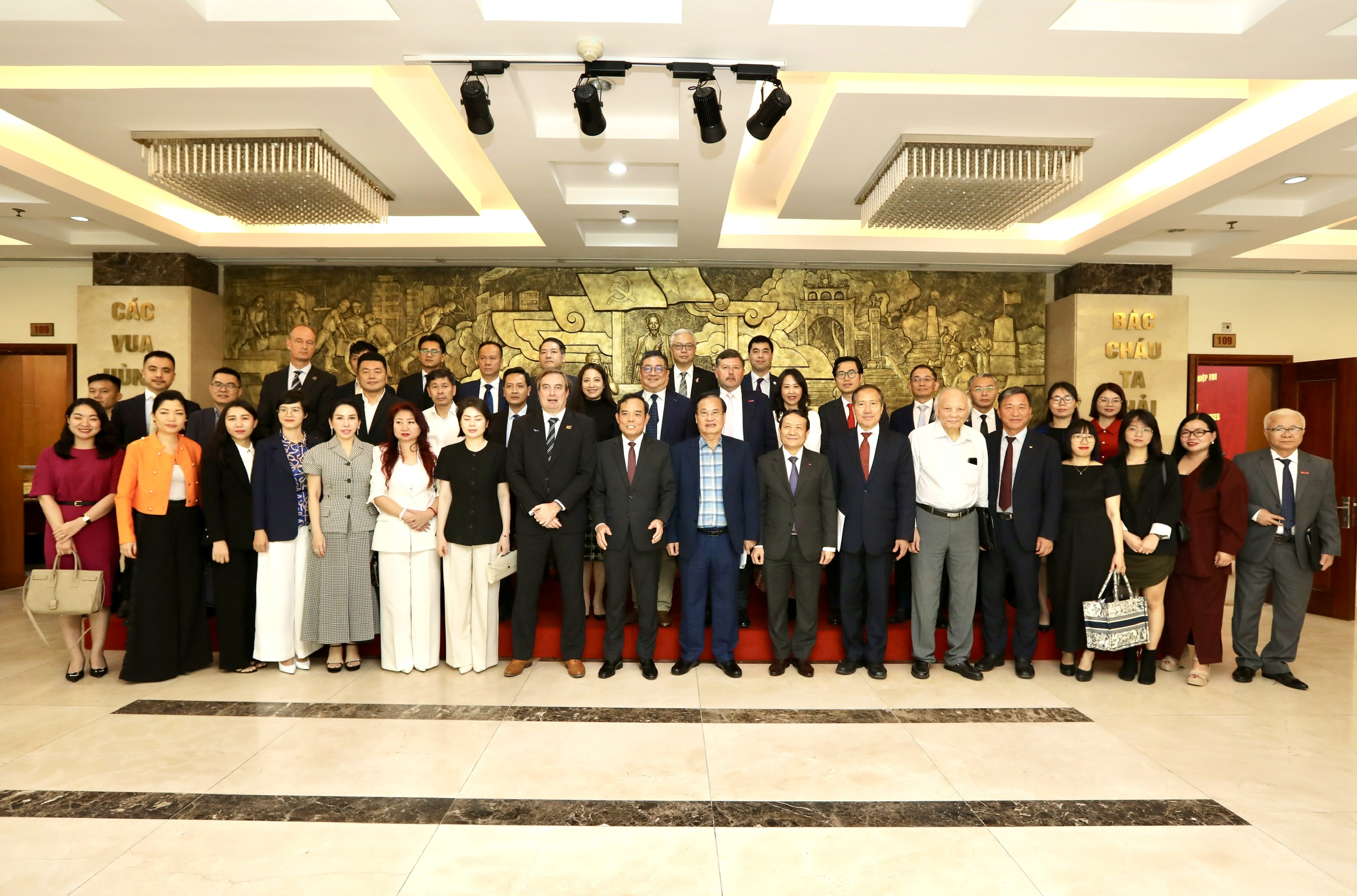 B&iacute; thư Trung ương Đảng, Trưởng Ban Ch&iacute;nh s&aacute;ch, Chiến lược Trung ương Trần Lưu Quang c&ugrave;ng đo&agrave;n l&atilde;nh đạo c&aacute;c doanh nghiệp, nh&agrave; đầu tư FDI ti&ecirc;u biểu tại Việt Nam, c&ugrave;ng đại diện c&aacute;c hiệp hội doanh nghiệp nước ngo&agrave;i v&agrave; l&atilde;nh đạo một số địa phương. Ảnh: Việt Dũng.