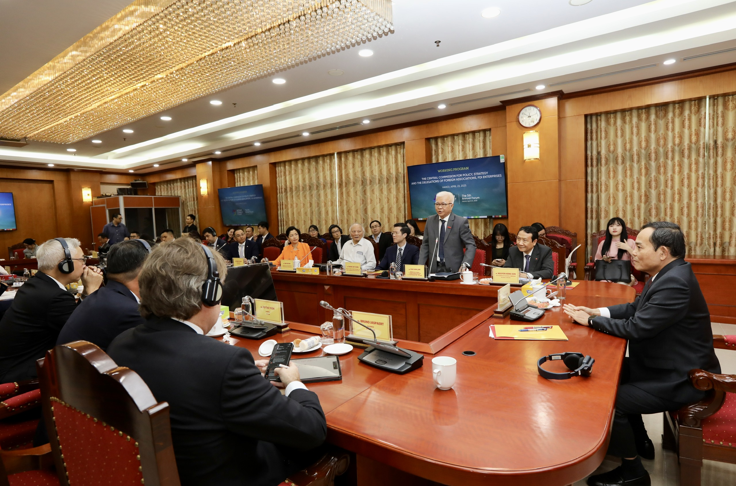 To&agrave;n cảnh buổi gặp gỡ v&agrave; l&agrave;m việc của B&iacute; thư Trung ương Đảng, Trưởng Ban Ch&iacute;nh s&aacute;ch, Chiến lược Trung ương Trần Lưu Quang với c&aacute;c hiệp hội, doanh nghiệp FDI tại Việt Nam. Ảnh: Việt Dũng.