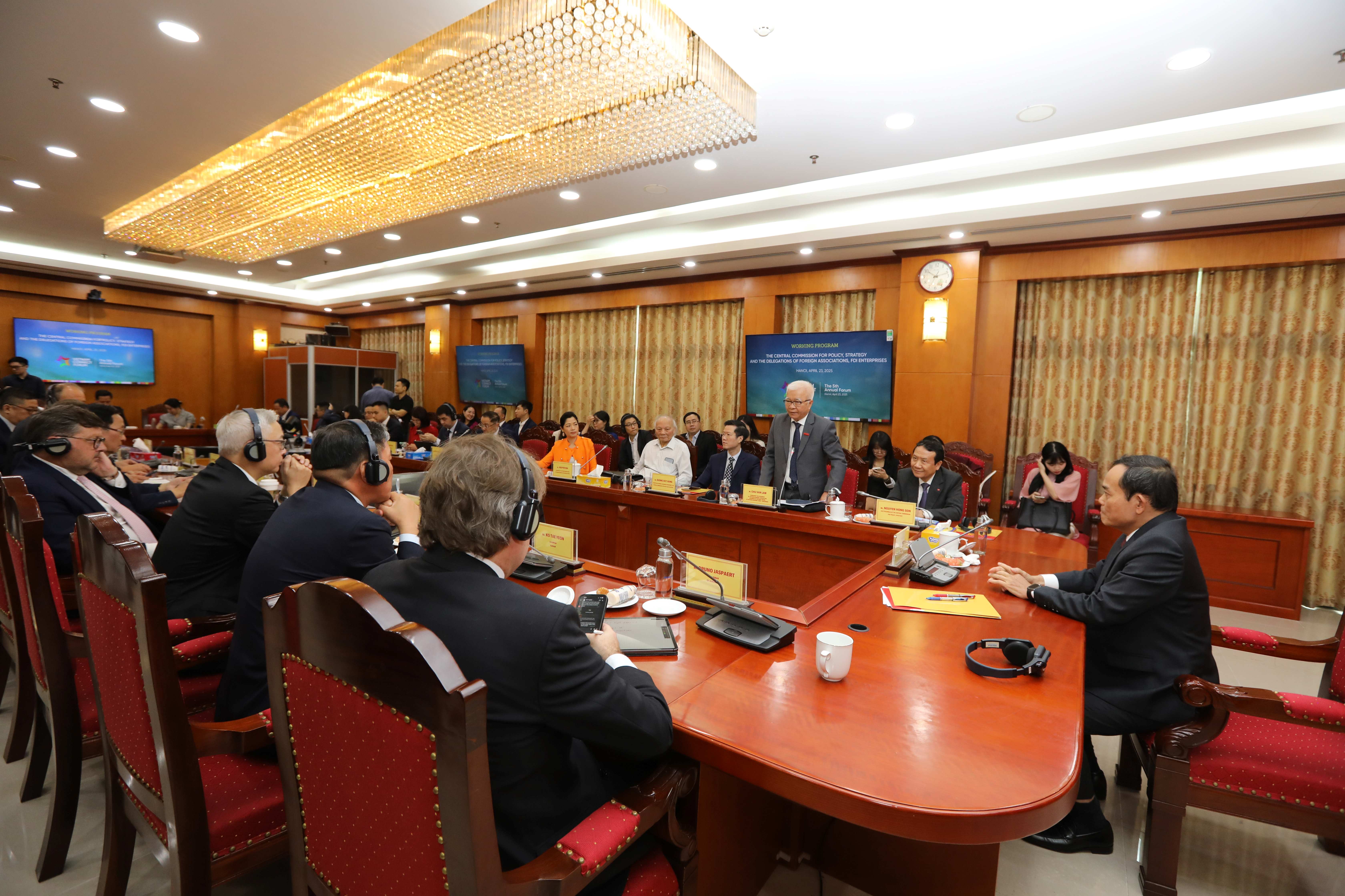 Đại diện c&aacute;c hiệp hội, doanh nghiệp FDI tại Việt Nam c&ugrave;ng TS. Chử Văn L&acirc;m, Chủ tịch Hội đồng Bi&ecirc;n tập Tạp ch&iacute; Kinh tế Việt Nam, chia sẻ tại buổi l&agrave;m việc.