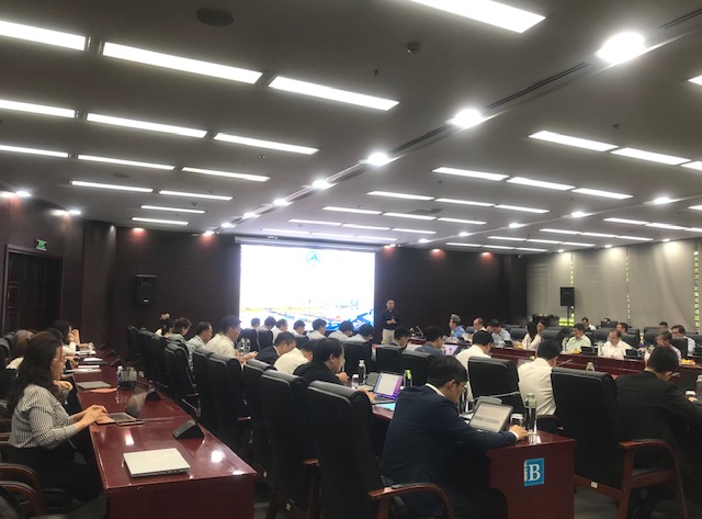 Ông Lê Hoàng Phúc, Giám đốc Trung tâm nghiên cứu, đào tạo thiết kế vi mạch và trí tuệ nhân tạo Đà Nẵng trình bày Đề án phát triển Vi mạch bán dẫn và AI TP.Đà Nẵng. Ảnh Ngô Anh Văn