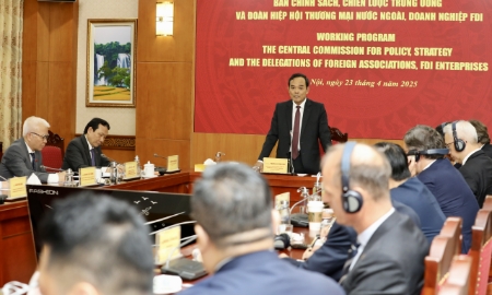 Bí thư Trung ương Đảng, Trưởng Ban Chính sách, Chiến lược Trung ương Trần Lưu Quang tại buổi làm việc với các lãnh đạo các doanh nghiệp, nhà đầu tư FDI tiêu biểu, cùng đại diện các hiệp hội doanh nghiệp nước ngoài và lãnh đạo một số địa phương trong cả nước vào sáng ngày 23/4. Ảnh: Việt Dũng