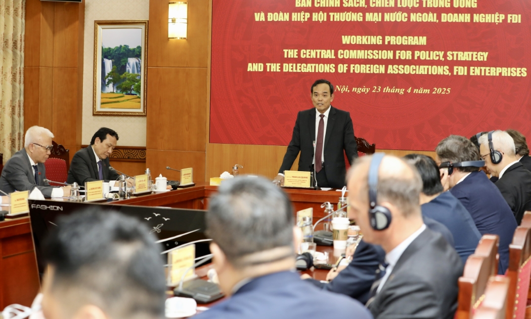 Bí thư Trung ương Đảng, Trưởng Ban Chính sách, Chiến lược Trung ương Trần Lưu Quang tại buổi làm việc với các lãnh đạo các doanh nghiệp, nhà đầu tư FDI tiêu biểu, cùng đại diện các hiệp hội doanh nghiệp nước ngoài và lãnh đạo một số địa phương trong cả nước vào sáng ngày 23/4. Ảnh: Việt Dũng