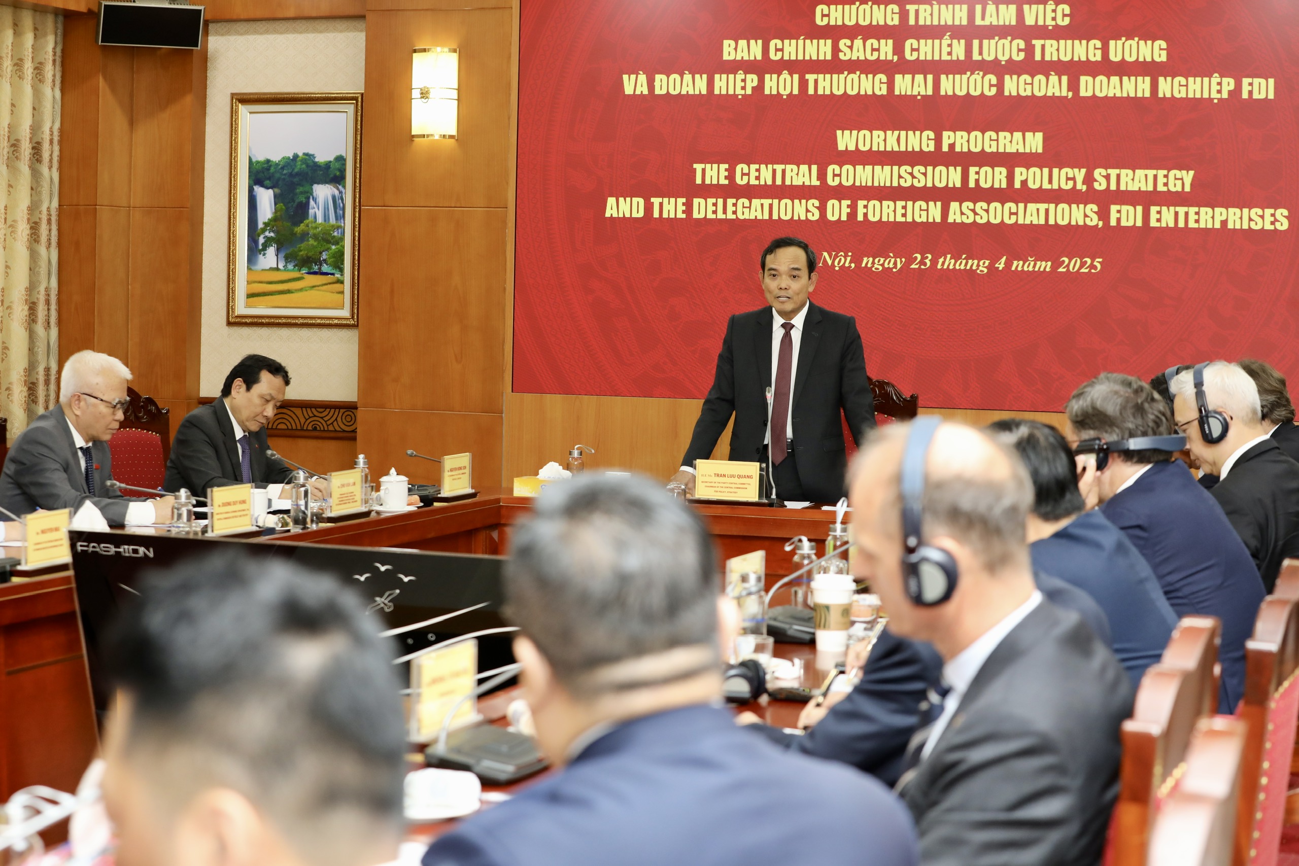 Bí thư Trung ương Đảng, Trưởng Ban Chính sách, Chiến lược Trung ương Trần Lưu Quang tại buổi làm việc với các lãnh đạo các doanh nghiệp, nhà đầu tư FDI tiêu biểu, cùng đại diện các hiệp hội doanh nghiệp nước ngoài và lãnh đạo một số địa phương trong cả nước vào sáng ngày 23/4. Ảnh: Việt Dũng