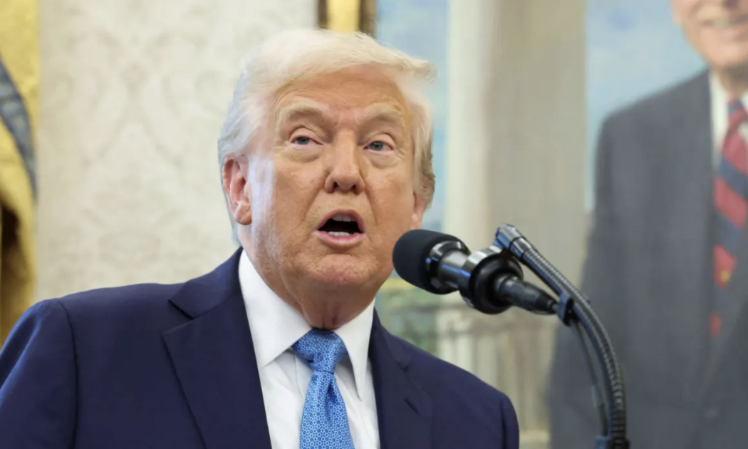 Ông Trump tại Nhà Trắng ngày 22/4 - Ảnh: Reuters.