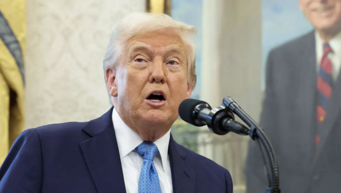 Ông Trump tại Nhà Trắng ngày 22/4 - Ảnh: Reuters.