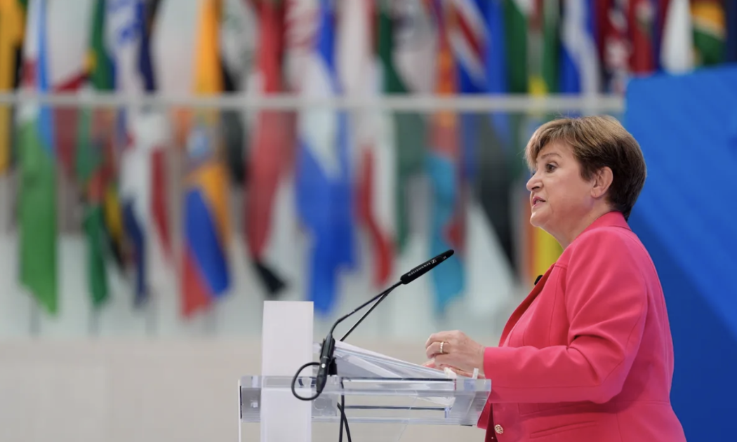 Tổng giám đốc IMF Kristalina Georgieva phát biểu tại trụ sở IMF ở Washington DC, Mỹ hôm 17/4, trước thềm chuỗi sự kiện mùa xuân thường niên của IMF và Ngân hàng Thế giới (WB) - Ảnh: Bloomberg.