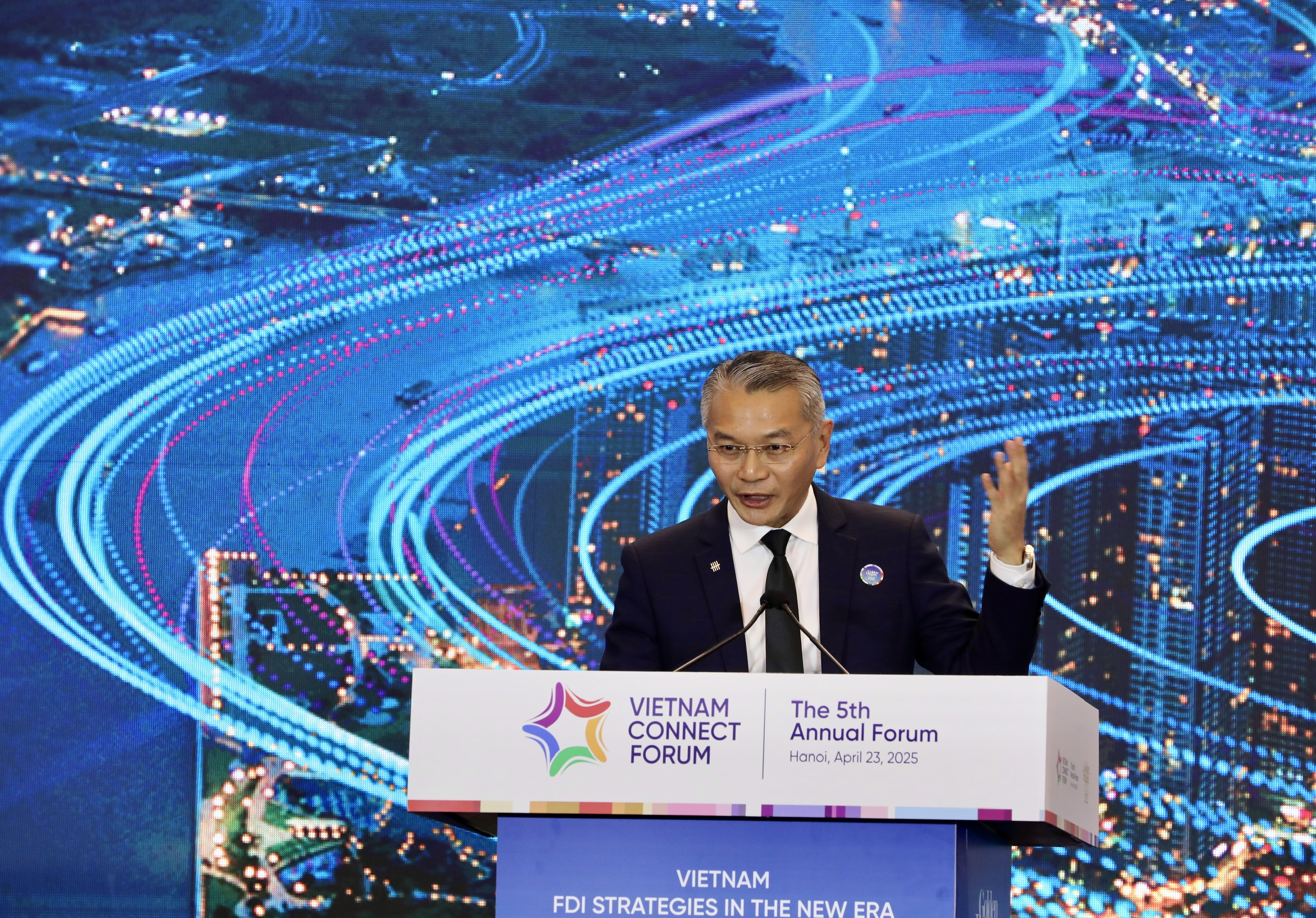 &Ocirc;ng Lim Dyi Chang, Gi&aacute;m đốc Cấp cao Khối Kh&aacute;ch H&agrave;ng Doanh Nghiệp, Ng&acirc;n h&agrave;ng UOB Việt Nam, nhấn mạnh Việt Nam mắt x&iacute;ch chiến lược trong chuỗi gi&aacute; trị khu vực, kết nối c&aacute;c nền kinh tế ASEAN