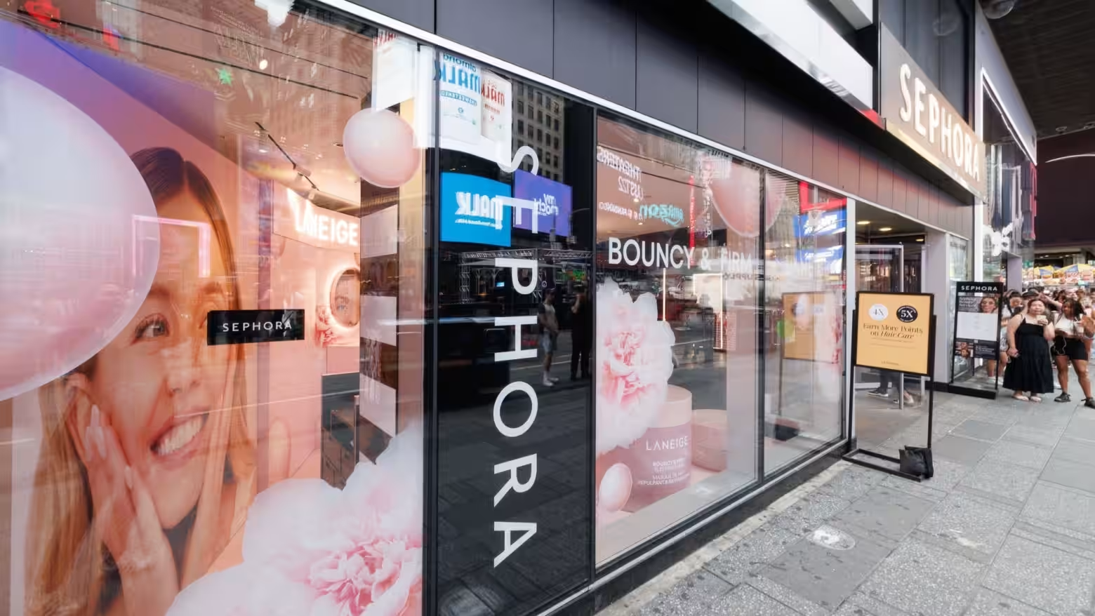 Người ti&ecirc;u d&ugrave;ng xếp h&agrave;ng để mua mỹ phẩm H&agrave;n tại New York, th&aacute;ng 3/2024.