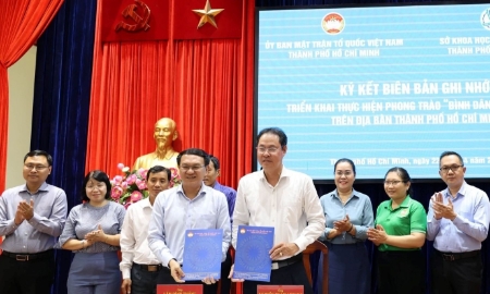 Sở Khoa học và Công nghệ TP.HCM và Ủy ban Mặt trận Tổ quốc Việt Nam TP.HCM cùng ký kết hợp tác triển khai phong trào “Bình dân học vụ số”.