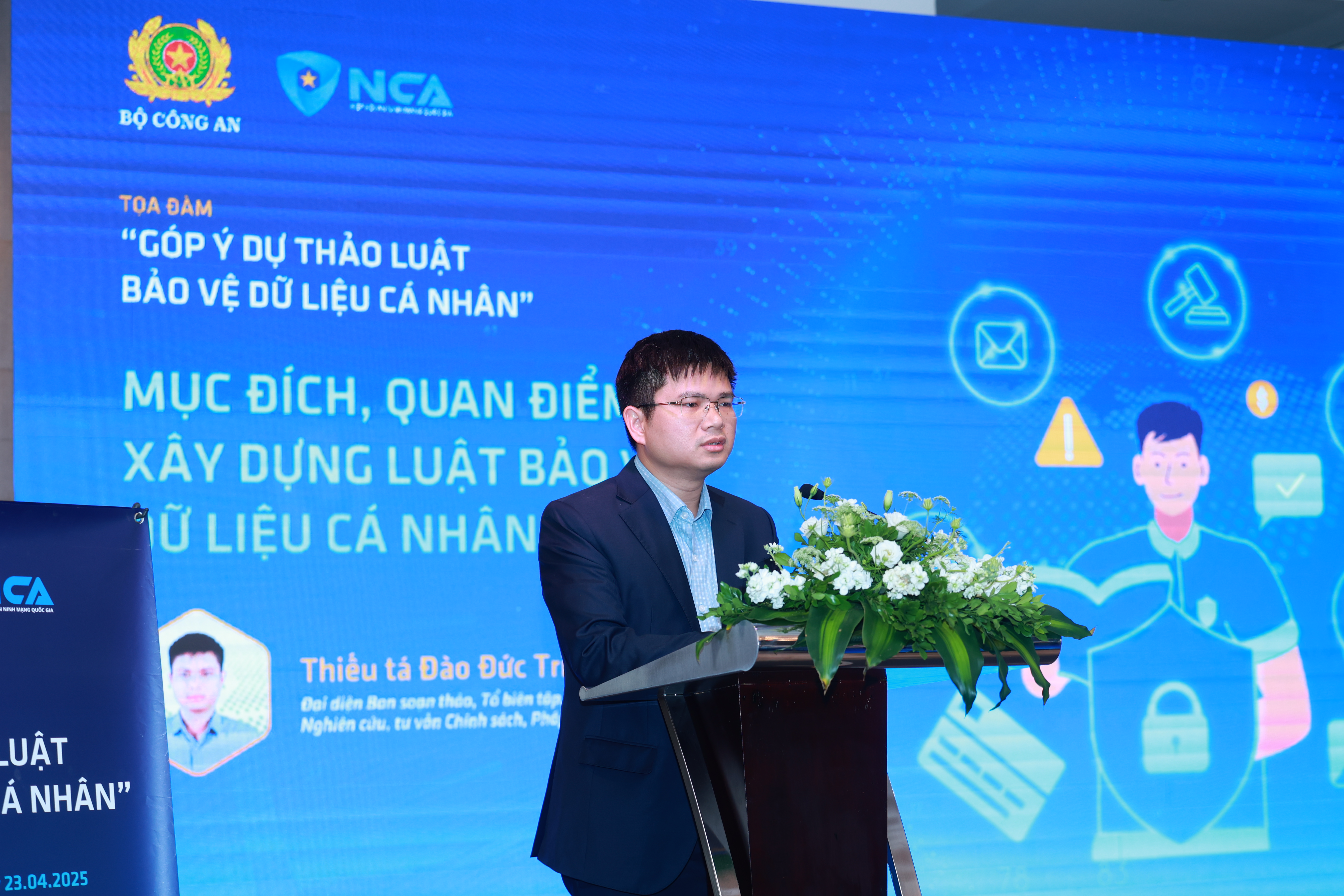 Thiếu tá Đào Đức Triệu, Phó Tổng Thư ký Hiệp hội, Trưởng Ban Nghiên cứu, tư vấn Chính sách và Pháp luật phát biểu tại toạ đàm. 