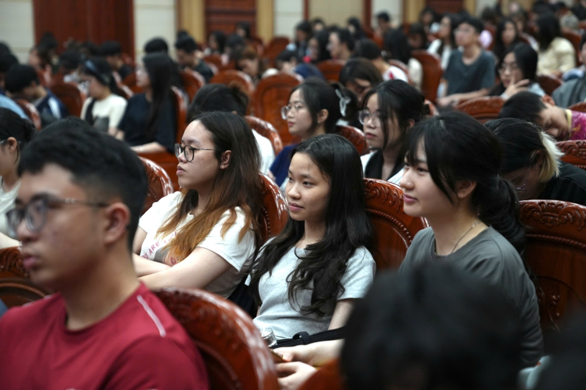 Các bạn trẻ tham dự Chương trình “Nâng cao năng lực số cho thanh thiếu niên", chiều 23/4. 