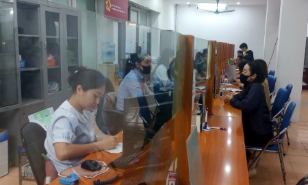 Người lao động làm thủ tục hưởng trợ cấp thất nghiệp tại Hà Nội. Ảnh: Thu Hằng.