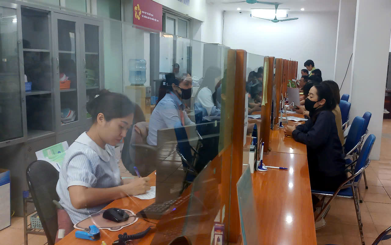 Người lao động làm thủ tục hưởng trợ cấp thất nghiệp tại Hà Nội. Ảnh: Thu Hằng.