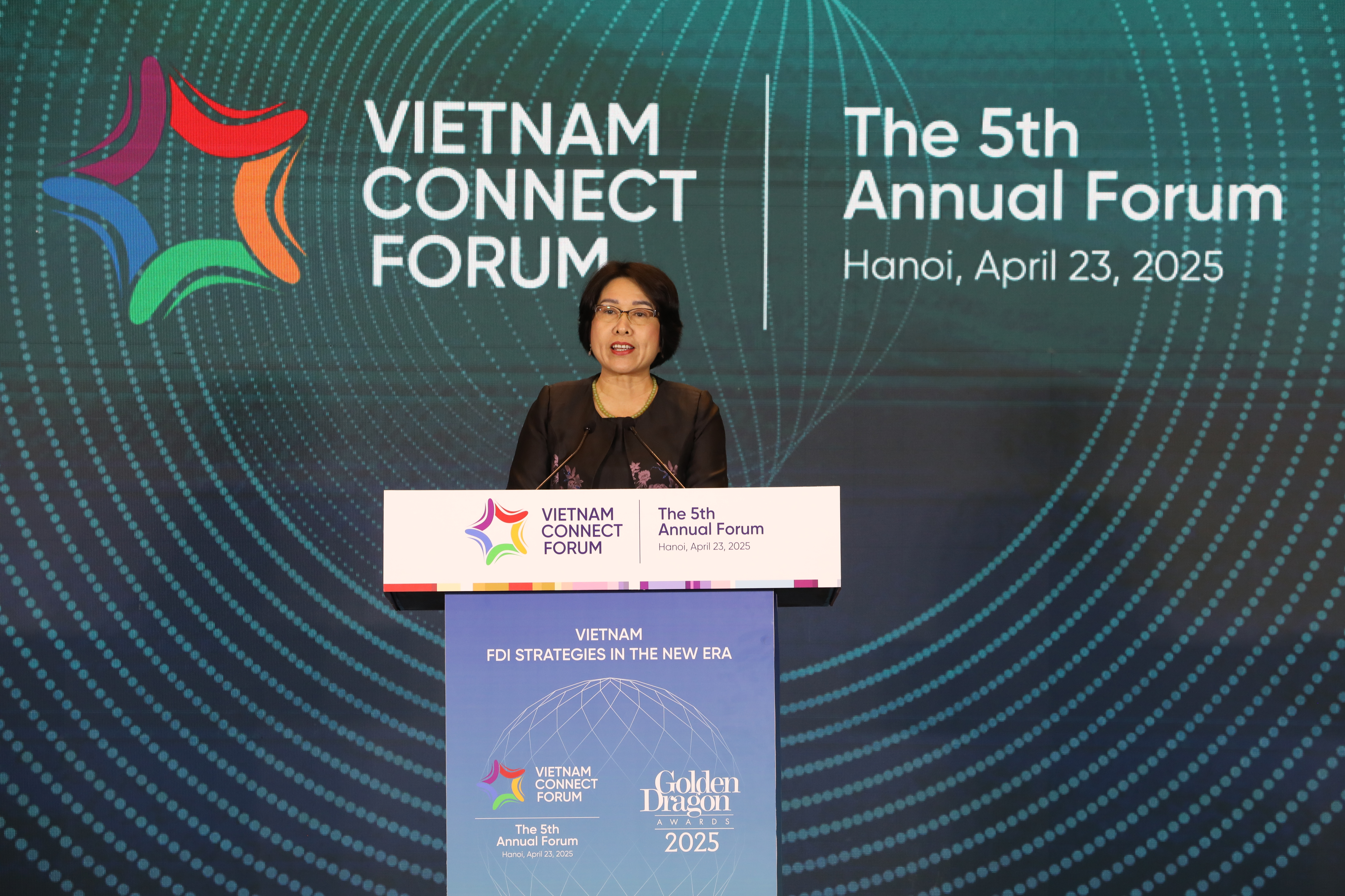 Đúng 13h30, Diễn đàn Nhịp cầu Phát triển Việt Nam 2025 (lần thứ 5) – Vietnam Connect Forum 2025 chính thức khai mạc. Bà Trần Thị Hồng Minh, Viện trưởng Viện Nghiên cứu Chính sách và Chiến lược, phát biểu khai mạc diễn đàn.