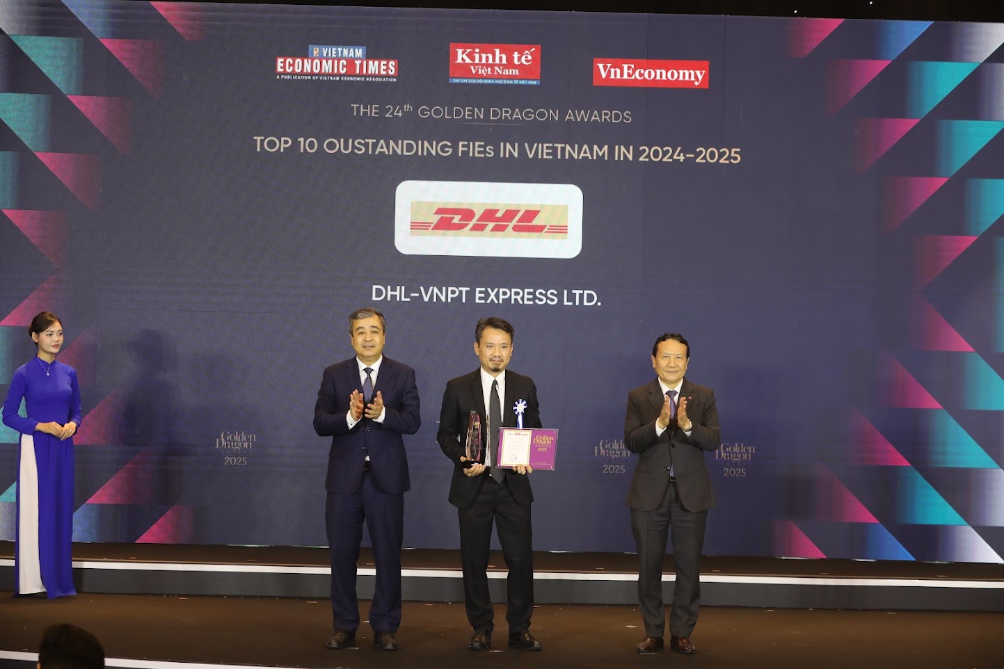 Được thành lập tại Việt Nam vào năm 1988 và trực thuộc tập đoàn logistics toàn cầu DHL, DHL Express cung cấp dịch vụ chuyển phát nhanh quốc tế, giúp kết nối các doanh nghiệp thuộc tất cả quy mô và lĩnh vực hoạt động tại Việt Nam với hơn 220 quốc gia và vùng lãnh thổ trên thế giới. Liên tục góp phần thúc đẩy dòng chảy thương mại toàn cầu, DHL được định vị một cách chắc chắn ở vị thế là “Công ty logistics dành cho thế giới”. 