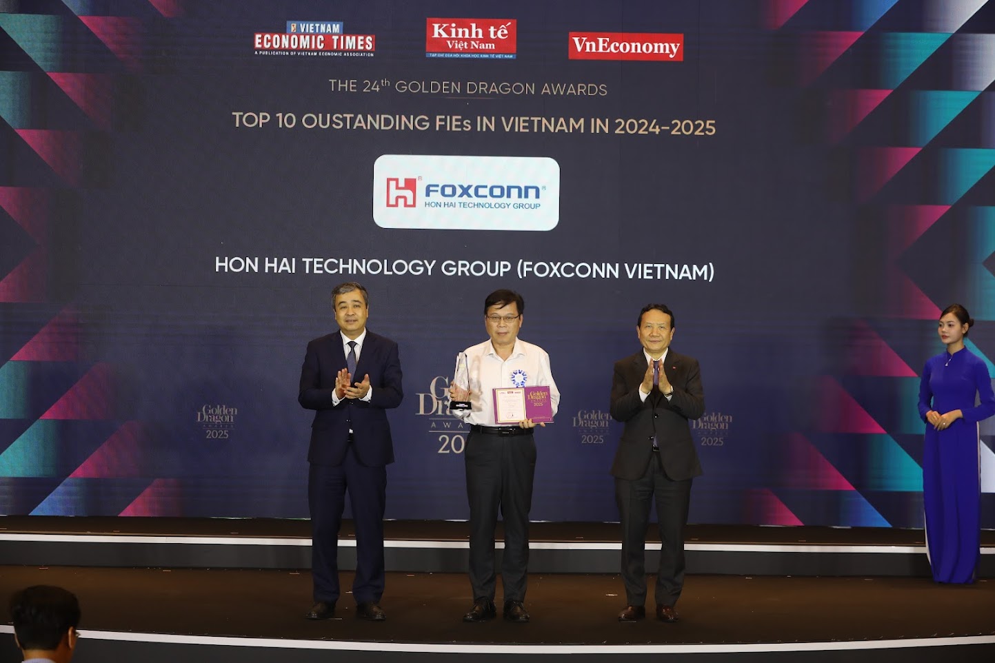 Tập đo&agrave;n Khoa học Kỹ thuật Hồng Hải ch&iacute;nh thức đầu tư v&agrave;o Việt Nam từ năm 2007. Ph&acirc;n bố tại 5 tỉnh, th&agrave;nh phố gồm: Bắc Giang, Bắc Ninh, H&agrave; Nội, Quảng Ninh, Nghệ An, với tổng số nh&acirc;n lực l&ecirc;n đến hơn 100.000 người. Tổng số vốn đầu tư của Tập đo&agrave;n tại Việt Nam hơn 4,7 tỉ đ&ocirc; la Mỹ. Tập đo&agrave;n l&agrave; doanh nghiệp FDI lớn nhất tại tỉnh Bắc Giang.