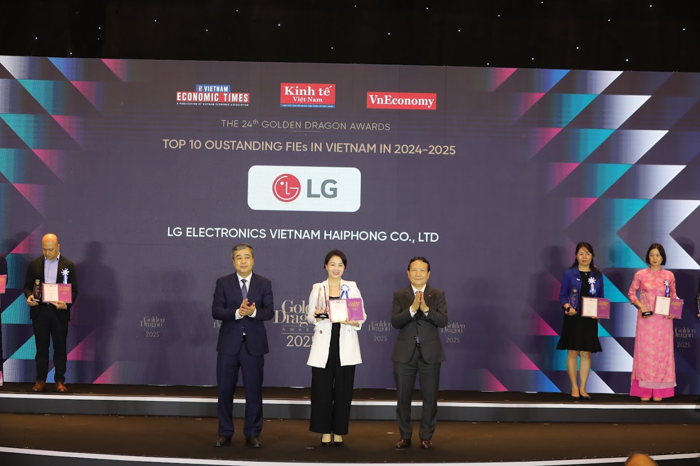 LG Electronics là nh&agrave; ph&aacute;t triển c&ocirc;ng nghệ v&agrave; điện tử ti&ecirc;u d&ugrave;ng hàng đầu thế giớivới 74,000 nhân viên và mạng lưới công ty tại hầu hết các quốc gia. Với bốn đơn vị kinh doanh chủ lực hoạt động hiệu quả gồm Giải ph&aacute;p Điện tử gia dụng, Giải ph&aacute;p Giải tr&iacute; Truyền th&ocirc;ng, Giải ph&aacute;p Xe cộ v&agrave; Giải ph&aacute;p Xanh, tổng doanh thu to&agrave;n cầu năm 2024 của LG l&ecirc;n đến 88 ngh&igrave;n tỷ KRW.