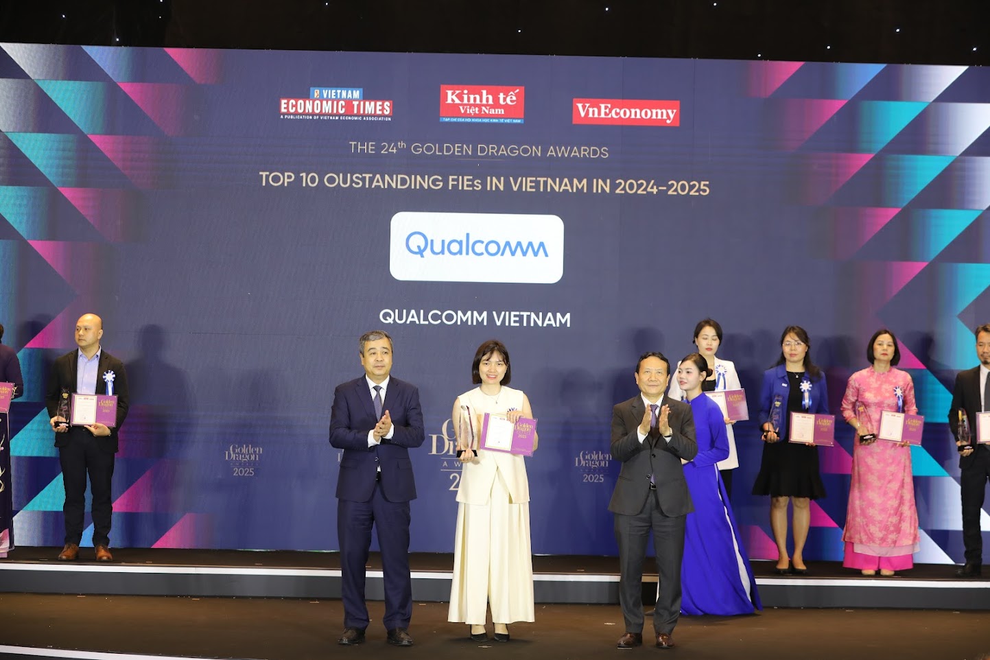 Kể từ khi thành lập văn phòng tại Hà Nội vào năm 2003 và sau đó là tại Thành phố Hồ Chí Minh vào năm 2014, Qualcomm đã đóng một vai trò quan trọng trong kết nối và giao tiếp ở Việt Nam - với 2G, 3G, 4G và bây giờ là 5G. Qualcomm đã hợp tác thành công với các nhà sản xuất thiết bị gốc (OEM) và nhà mạng di động hàng đầu Việt Nam trong nhiều năm, và gần đây là với ngành công nghiệp và chính phủ để hiện thực hóa chính sách Công nghiệp 4.0 và mục tiêu “Make in Vietnam”.