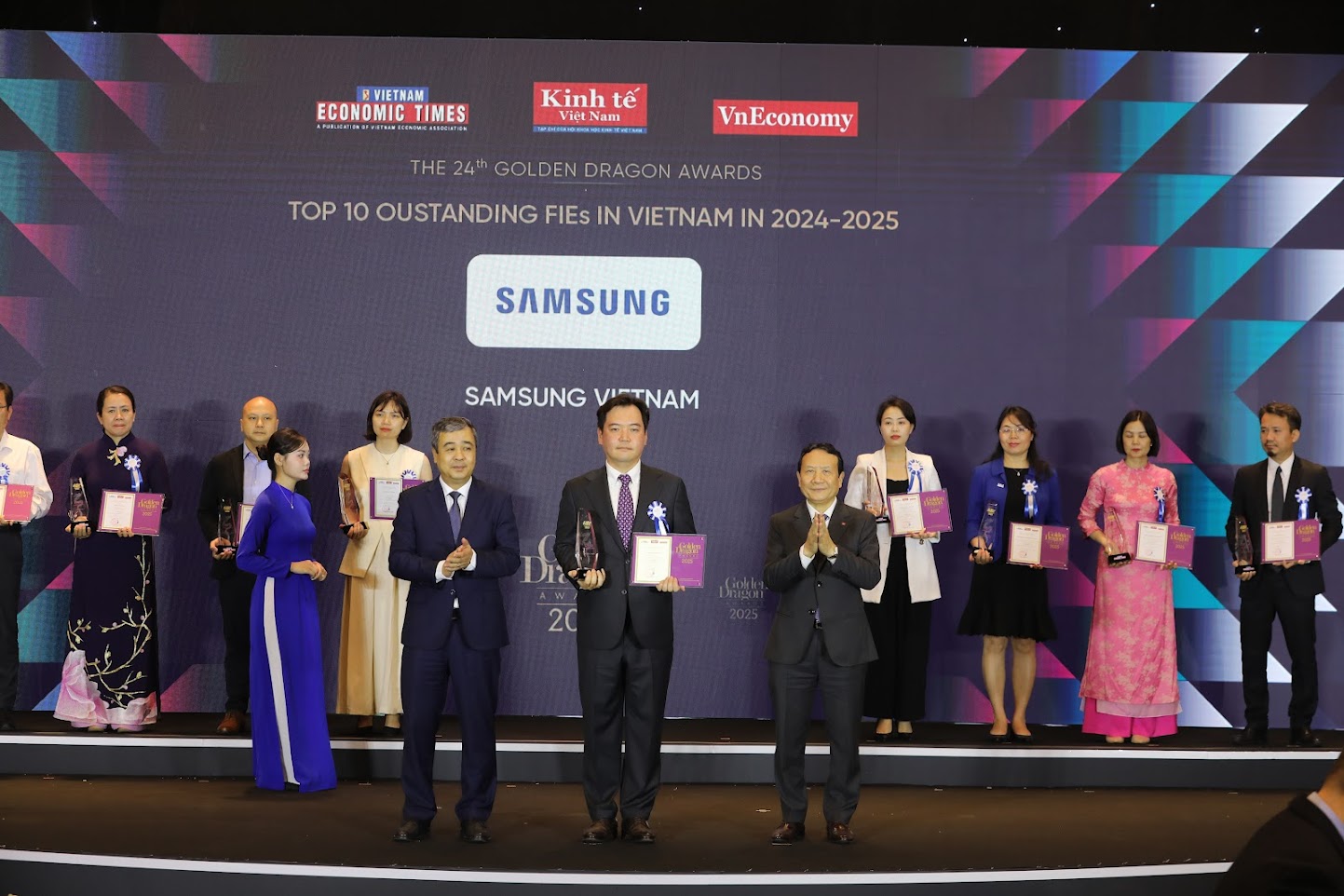 Tập đoàn Samsung Việt Nam chuyên sản xuất các sản phẩm thuộc lĩnh vực công nghệ và điện tử. Từ khi vào Việt Nam đến nay, SamSung Việt Nam đã tạo việc làm cho hàng trăm nghìn lao động khác nhau, không chỉ giúp nền kinh tế Việt Nam tăng trưởng, còn tạo ra cơ hội việc làm cho rất nhiều lao động trong cả nước. 