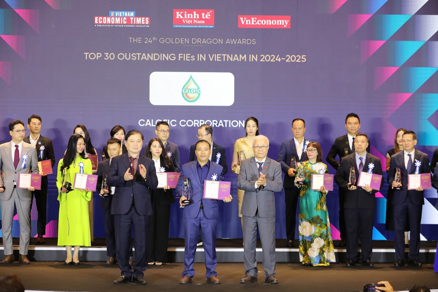 Kh&ocirc;ng chỉ mang theo nguồn vốn đầu tư lớn, c&aacute;c doanh nghiệp FDI tại Việt Nam ng&agrave;y nay c&ograve;n đặt mục ti&ecirc;u đồng h&agrave;nh l&acirc;u d&agrave;i c&ugrave;ng sự ph&aacute;t triển bền vững của đất nước. Trong bối cảnh kinh tế to&agrave;n cầu nhiều biến động, c&aacute;c doanh nghiệp ti&ecirc;u biểu dưới đ&acirc;y đ&atilde; v&agrave; đang thể hiện r&otilde; cam kết mạnh mẽ trong việc tạo ra gi&aacute; trị vượt trội &ndash; từ đổi mới s&aacute;ng tạo, số h&oacute;a, bảo vệ m&ocirc;i trường đến n&acirc;ng cao chất lượng sống cho người d&acirc;n. Họ l&agrave; những &ldquo;người bạn đồng h&agrave;nh quốc tế&rdquo; g&oacute;p phần quan trọng trong h&agrave;nh tr&igrave;nh đưa Việt Nam vươn xa tr&ecirc;n bản đồ kinh tế thế giới.