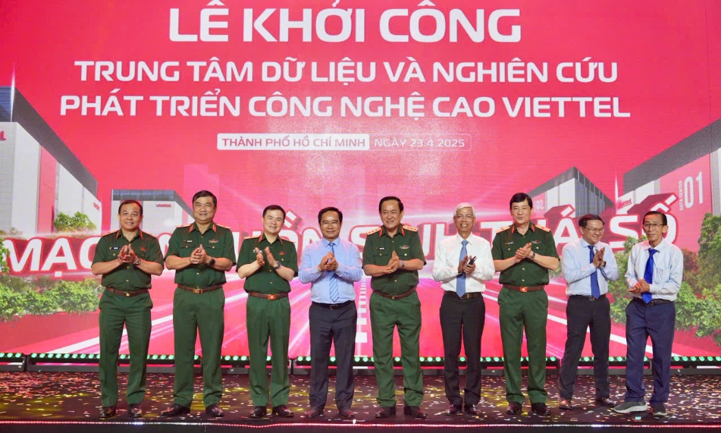 Các đại biểu tại lễ Khởi công siêu Trung tâm dữ liệu và Nghiên cứu phát triển công nghệ cao Viettel tại Khu công nghiệp Tân Phú Trung, chiều 23/4.