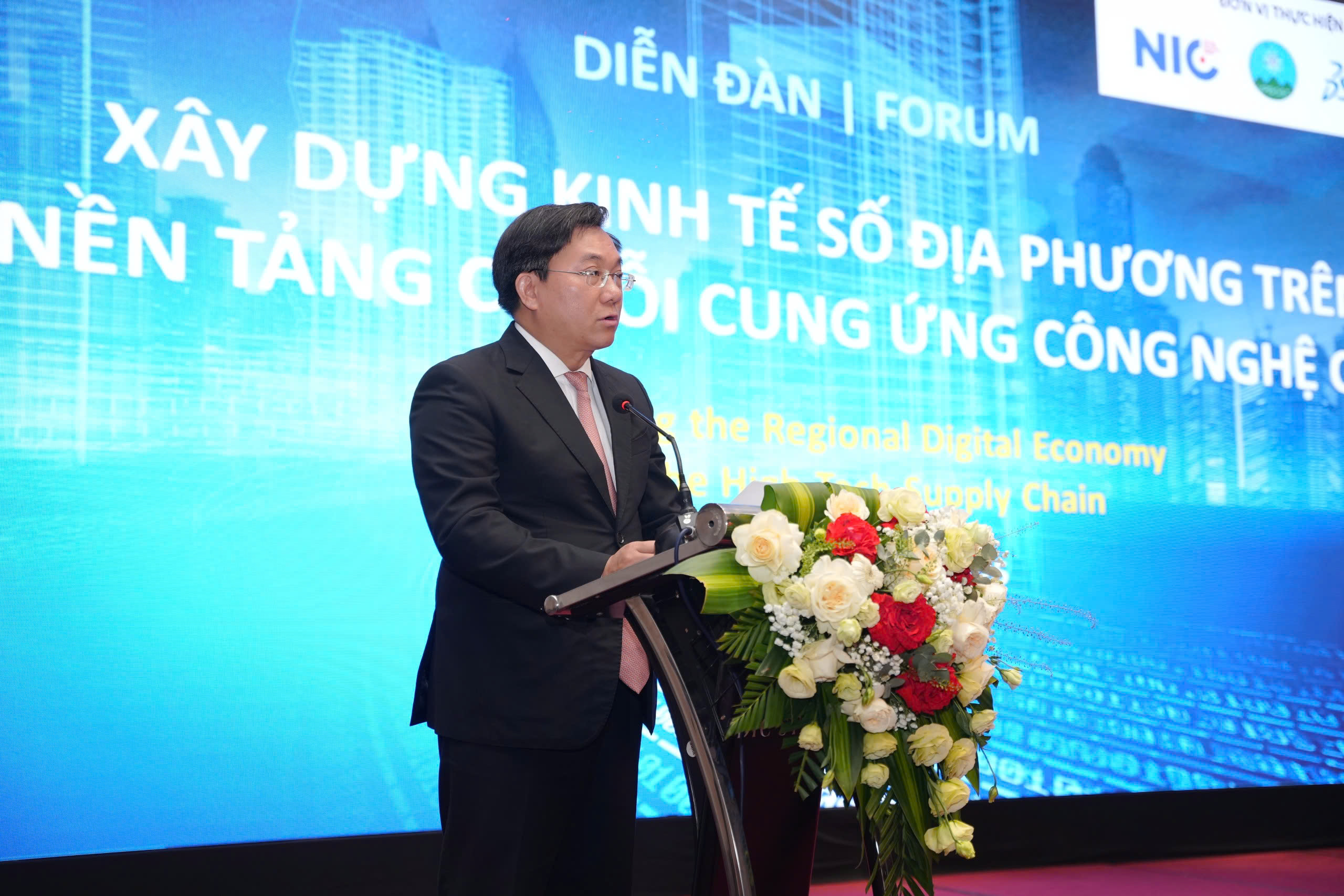 Chủ tịch UBND tỉnh Vĩnh Phúc Trần Duy Đông phát biểu tại Diễn đàn.