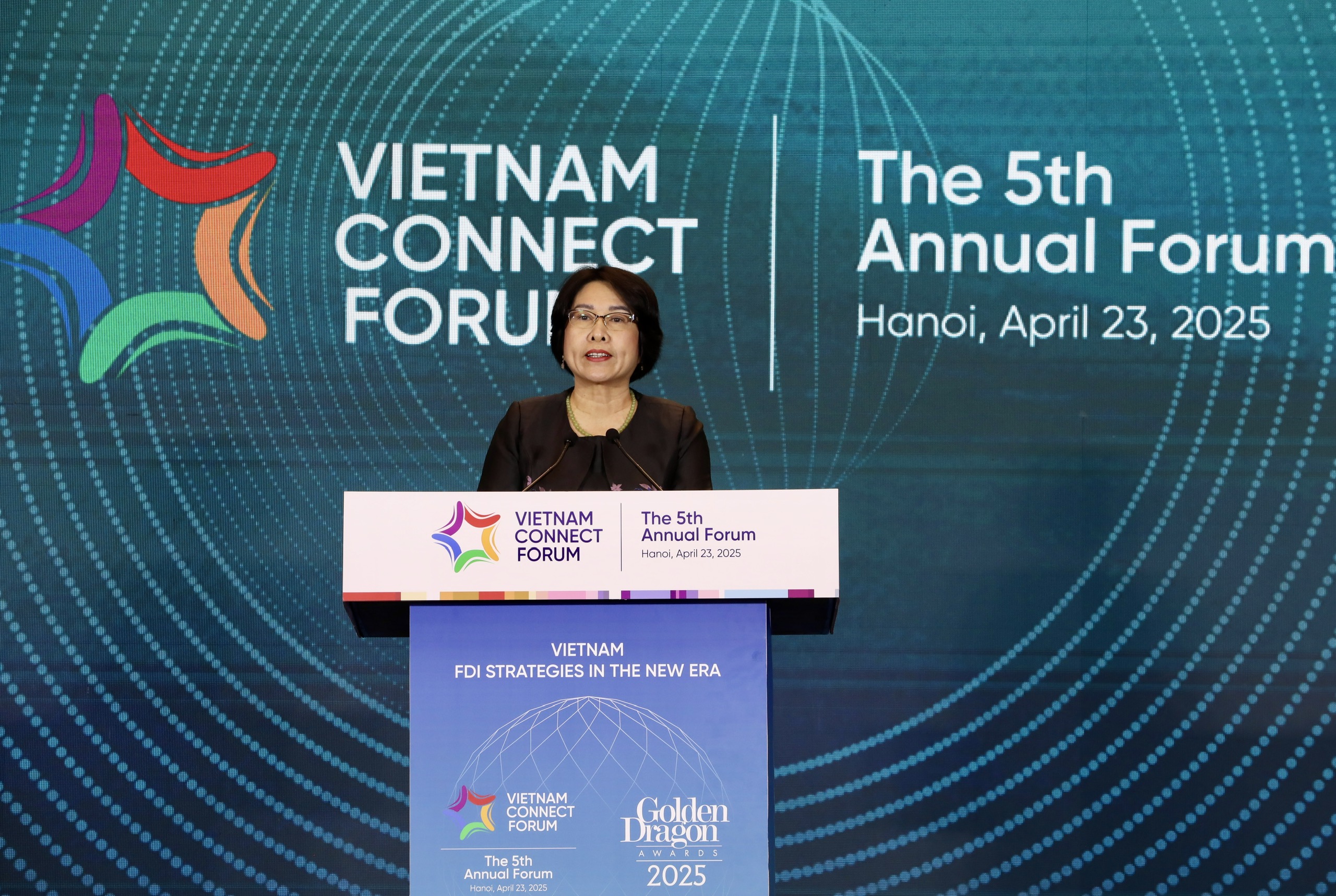 B&agrave; Trần Thị Hồng Minh, Viện trưởng Viện Nghi&ecirc;n cứu Ch&iacute;nh s&aacute;ch v&agrave; Chiến lược, ph&aacute;t biểu tại Diễn đ&agrave;n. Ảnh: Tri Phong.